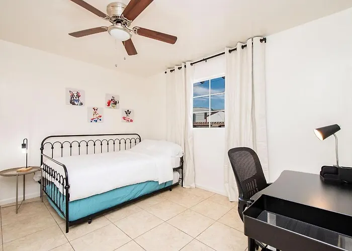 Holiday home Close Proximity To Uofa, Pet-friendly, Workspace! Tucson