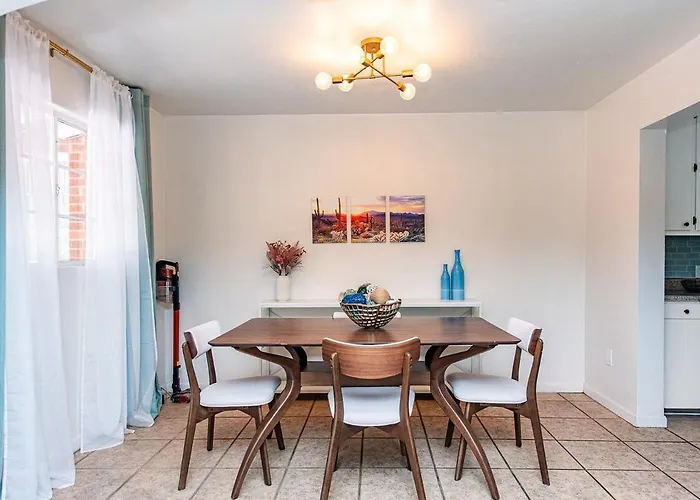 Holiday home Close Proximity To Uofa, Pet-friendly, Workspace! Tucson