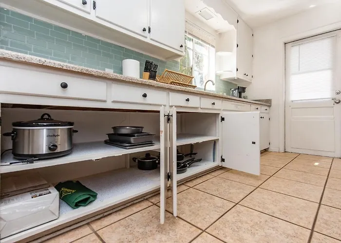 Holiday home Close Proximity To Uofa, Pet-friendly, Workspace! *